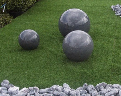 Boule de granit noir polie